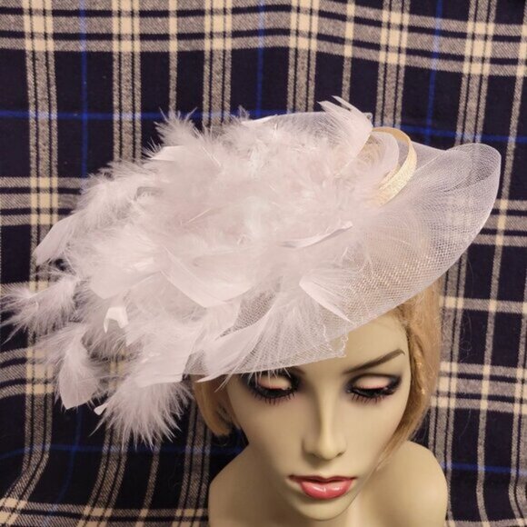 Large Dramatic Fascinator with White Feathers - Picture 4 of 6